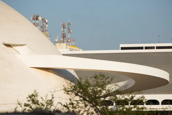 Exposição do Museu Nacional coloca arte moderna ao lado de grafite