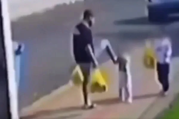 imagem colorida pai agride filha com chute no rosto