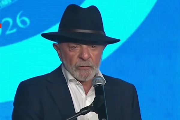 Imagem colorida mostra Lula com chapéu, em evento em homenagem ao ex-presidente uruguaio Jose Mujica -- Metrópoles