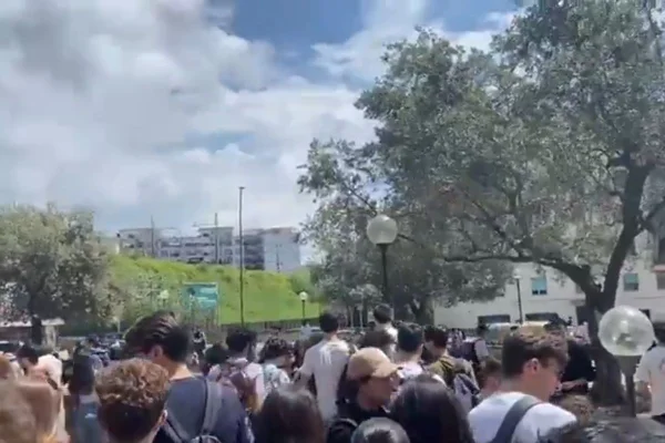 Foto colorida de pessoas nas ruas de Napolis após evacuação por conta de terremoto - Metrópoles