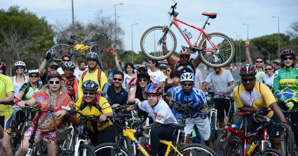 Dois ciclistas morrem atropelados por carro na zona sul de SP