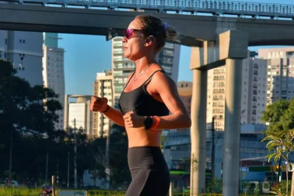 Triatleta brasileira morre durante prova de natação do Ironman Texas - Metrópoles