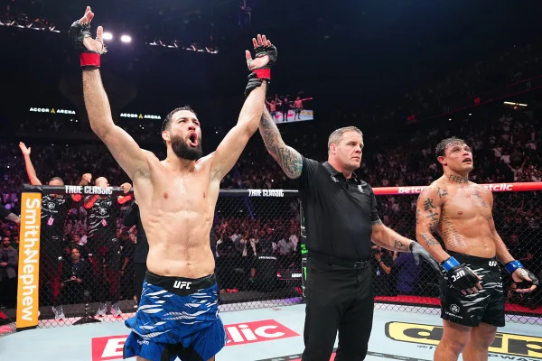 Foto colorida de Nassourdine Imavov e Caio Borralho, no UFC Paris - Metrópoles