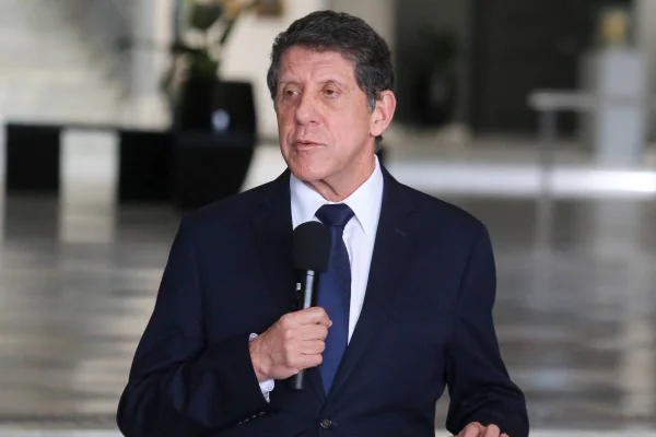Fotografia de homem de terno falando com microfone-Metrópoles