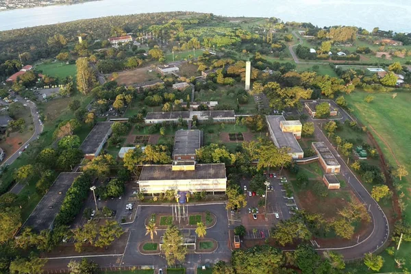 terreno da universidade visto de cima