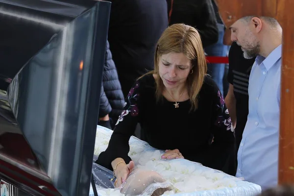 Esposa de Gugu, Rose Miriam chora e dá o último adeus ao marido