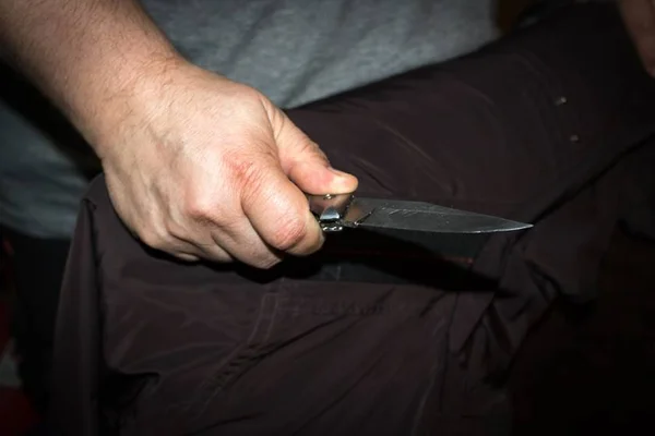 Homem mata esposa com facadas na cabeça enquanto ela dormia