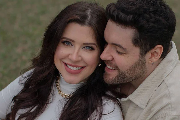 foto colorida de Andressa e Nasser abraçados - metrópoles