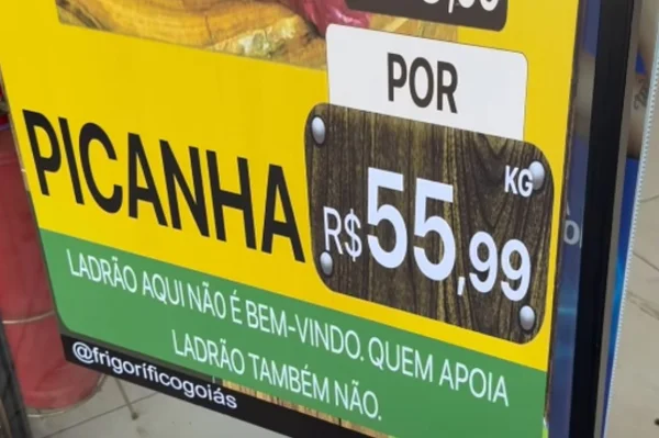 Foto colorida de cartaz afirmando "Ladrão aqui não é bem-vindo. Quem apoia ladrão também não" - Metrópoles