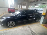 Carro de Gustavo Gaspar estacionado em prédio onde fica empresa do Careca do INSS