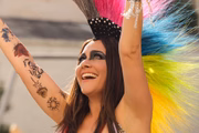 Alessandra Negrini usando fantasia com referências do punk e rock Alessandra Negrini usando fantasia com referências do punk e rock