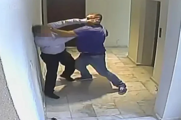 Vídeo: advogado bate em porteiro após irmã ficar presa em elevador