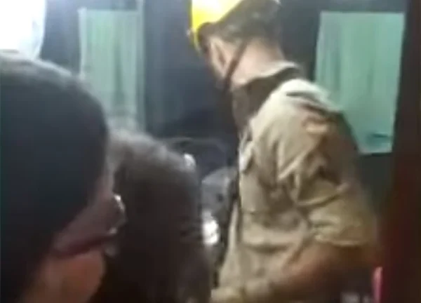 Vídeo: bombeiro escala prédio e resgata criança trancada em banheiro