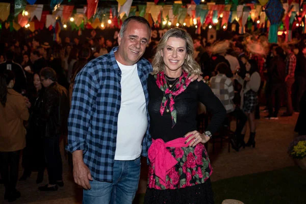Eduardo e Flávia Toledo recebem amigos em divertido arraiá junino