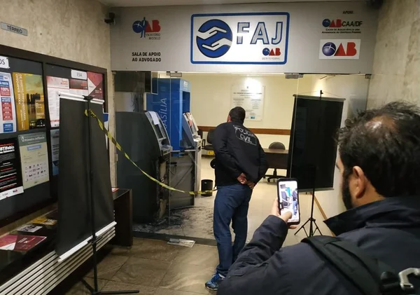 Bandidos rendem funcionários e tentam arrombar caixa eletrônico na OAB