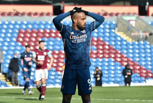 Com polêmica de VAR e falha impressionante, Arsenal tropeça no Burnley