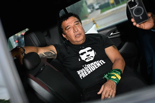 Senador Magno Malta presta declarações à imprensa, de dentro do carro, após visitar o ex-presidente Jair Bolsonaro, condenado por tentativa de golpe de Estado Metrópoles