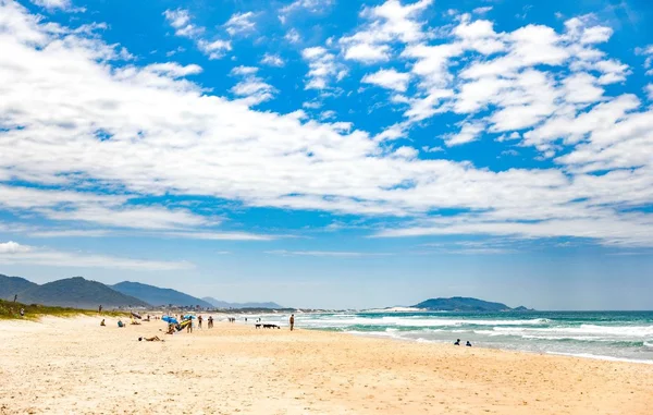 Praia em dia ensolarado em Santa Catarina, com poucos visirtantes - Metrópoles