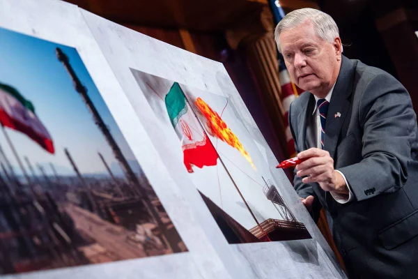 Imagem colorida mostra o senador dos EUA Lindsey Graham durante uma apresentação - Metrópoles