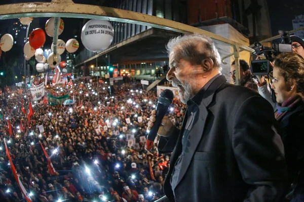 Lula convoca militância a pressionar contra impeachment pela internet