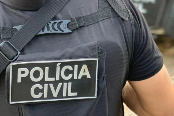 Imagem colorida mostra policial civil - Metrópoles