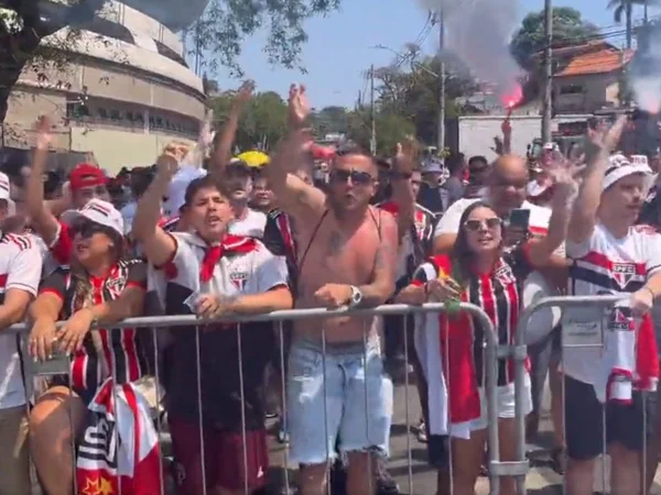 Foto colorida mostra torcida do São Paulo