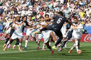 Júnior Alonso, do Paraguai, finalizando para a defesa do goleiro Manuel Neuer
