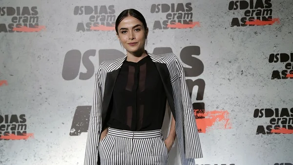 Maria Casadevall é fotografada aos beijos com colega de elenco