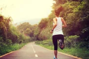 Para controlar o colesterol ruim é importante realizar, por exemplo, exercícios durante 30 minutos por dia, três vezes por semana