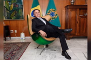 Jair Bolsonaro com poltrona presentada pelo designer Adhemar Cabral