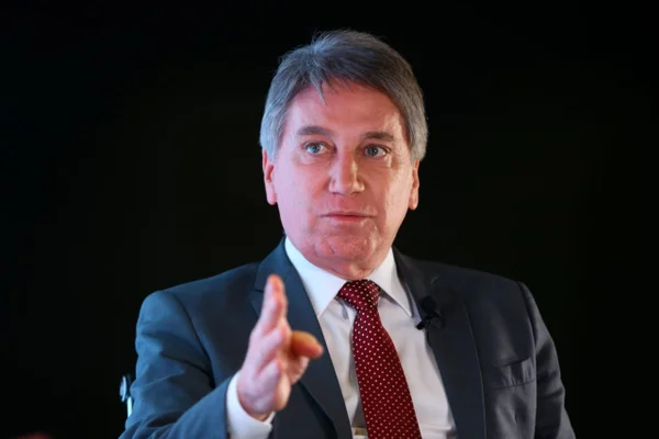 Ao Metrópoles, Rigotto defende privatizar “maior parte” das estatais