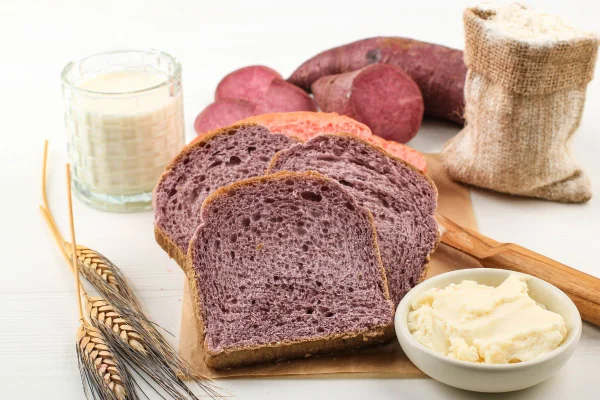Foto colorida de um pão roxo gastronomia - Metrópoles