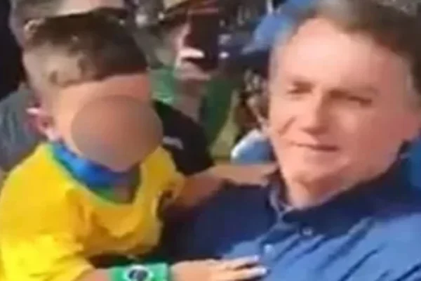 Entidade aciona Bolsonaro no MPF por tirar máscara de criança