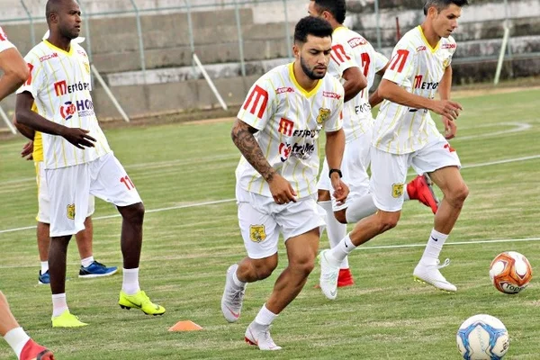 De comando novo, Brasiliense busca a vitória para chegar à decisão