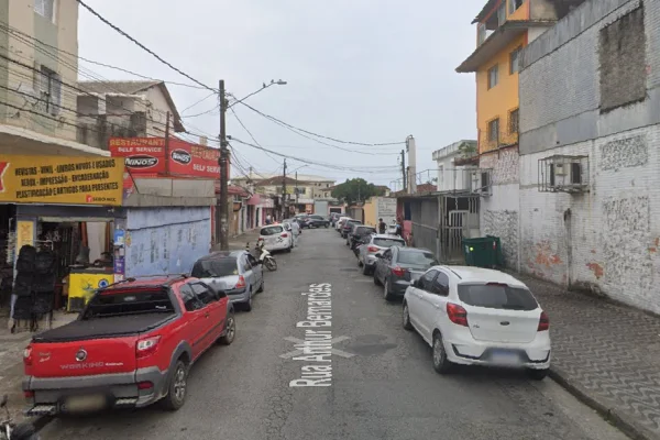 Imagem colorida de rua em que homem em situação de rua foi encontrado morto. Metrópoles