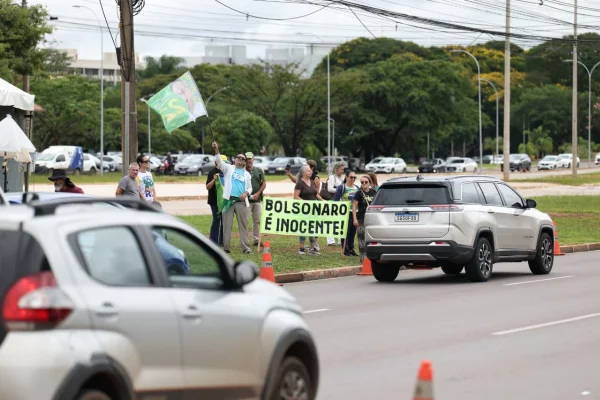 Manifestantes bolsonaristas em frente à Superintendência da Polícia Federal (PF)
