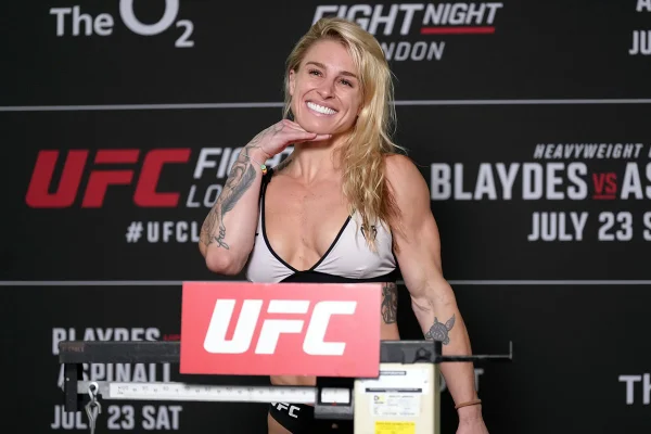 Lutadora anuncia leilão por calcinha usada antes de combate no UFC