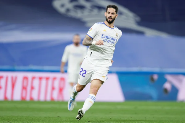 Foto colorida do jogador Isco, em 2022, em jogo do Real Madrid - Metrópoles