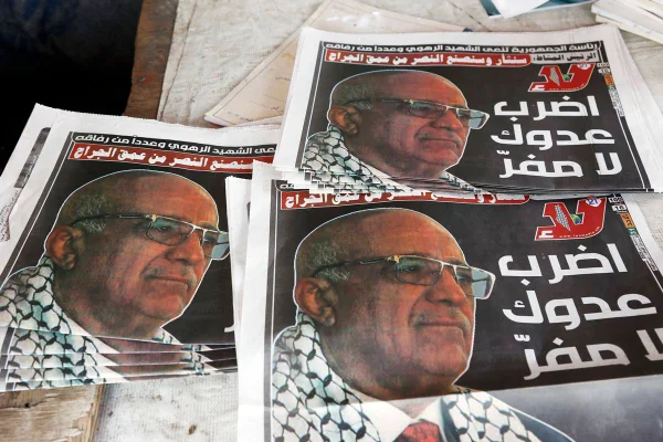 Foto colorida de um jornal com o rosto de primeiro-ministro, Ahmed al-Rahawi, estampado no Iêmen - Metrópoles