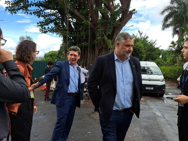 Reginaldo Lopes e Paulo Pimenta na RO pós reunião com Arthur Lira / Metrópoles