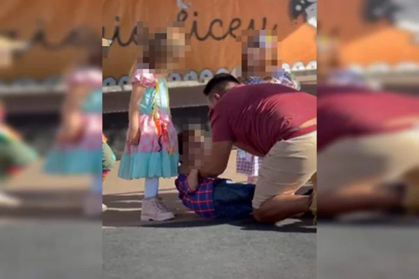 Imagem colorida de homem agredindo criança