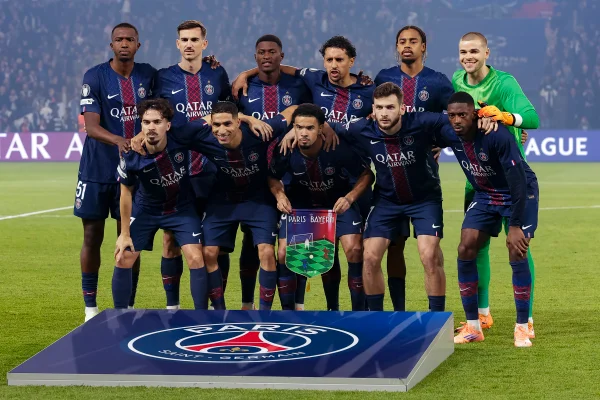 Foto colorida do time do PSG - Metrópoles