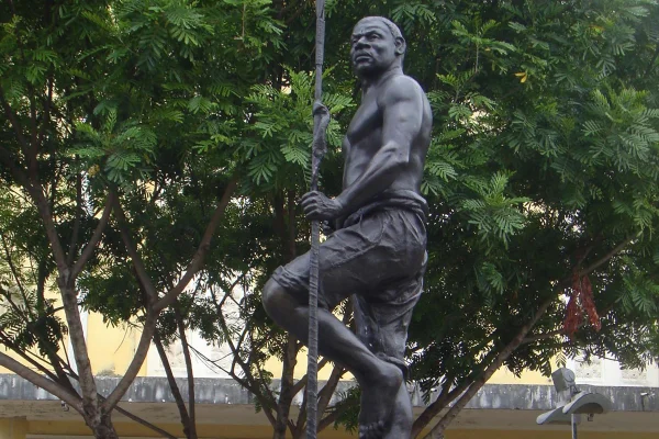 Imagem colorida de estátua de Zumbi dos Palmares