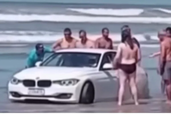 O motorista da BMW foi autuado. O veículo atolou em uma praia de Bertioga, no litoral paulista, na última quarta-feira (1º/4) - Metrópoles