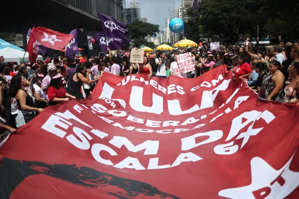 Ato convocado pela esquerda pelo Dia Internacional da Mulher, na Avenida Paulista em São Paulo, neste domingo, 08 de março de 2026. O ato ganha as ruas para barrar a violência de gênero, pelo fim da jornada 6×1 e homenagens as vítimas de feminicídio. - Metrópoles