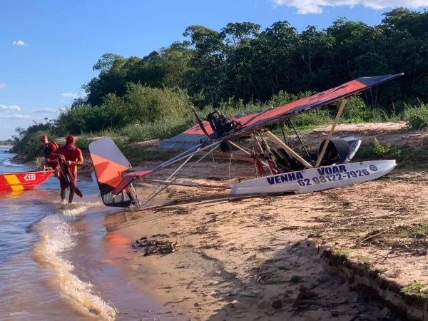 imagem colorida ultraleve cai rio araguaia goias