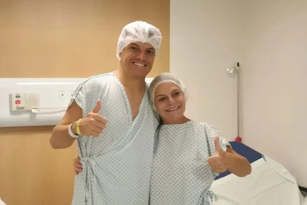 Imagem colorida: filho e mãe no hospital antes de transplante - Metrópoles