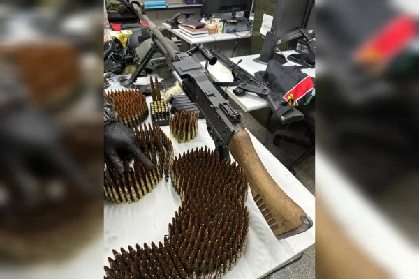 Suspeito de roubo a banco é preso com armas de guerra e R$ 100 mil