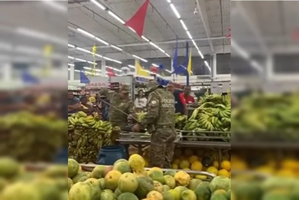 Vídeo: filhote de cobra coral é encontrado entre bananas em mercado