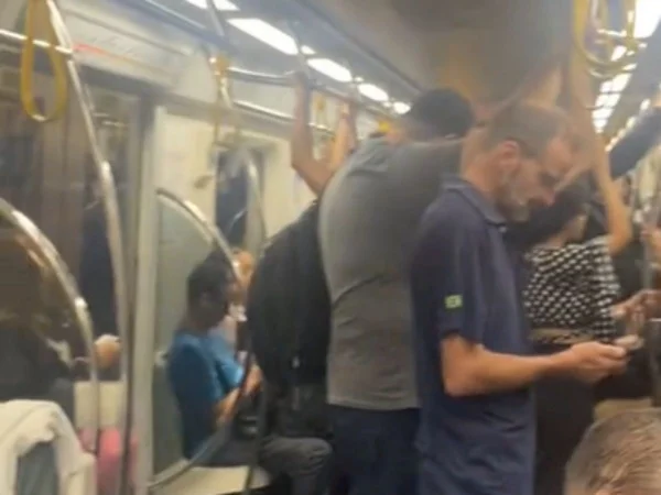 Foto colorida do Metrô de São Paulo lotado